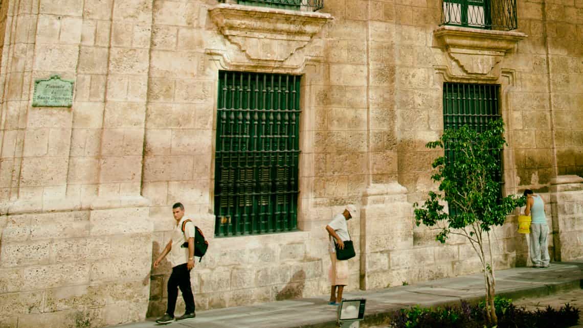 Habaneros caminan por la Plazuela de Santo Domingo en la calle Mercaderes