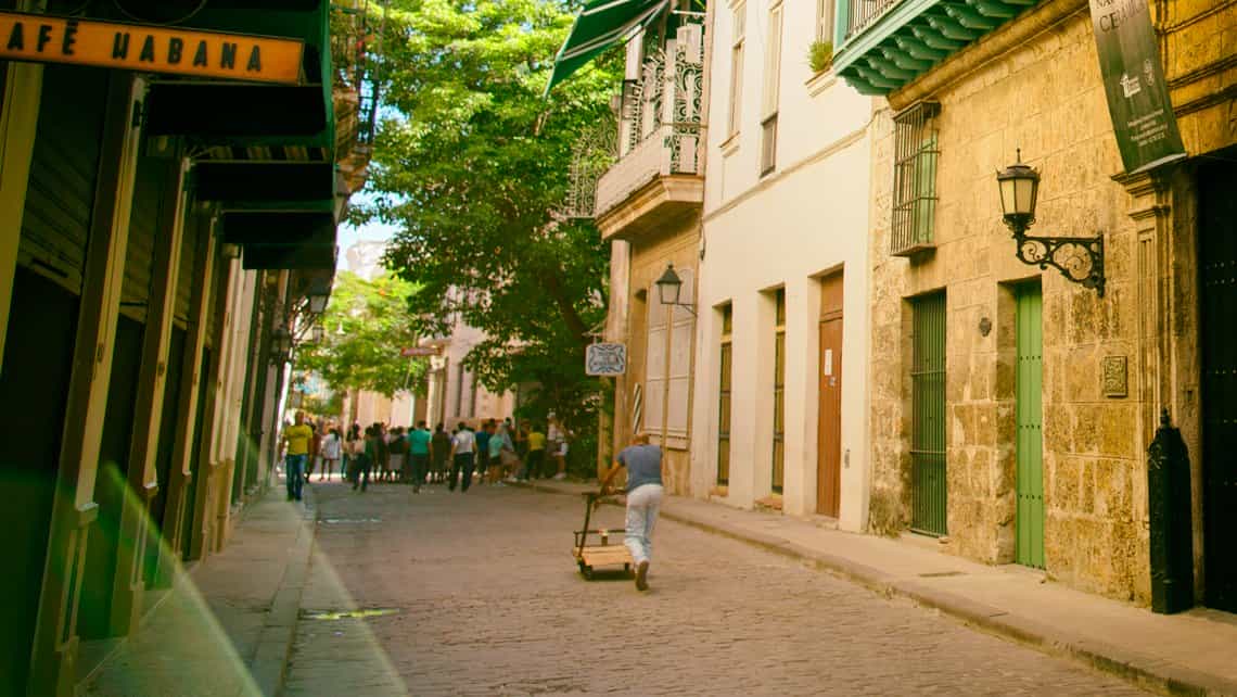 Calle de los Mercaderes en las cercanias de la pwerfumeria Habana 1791