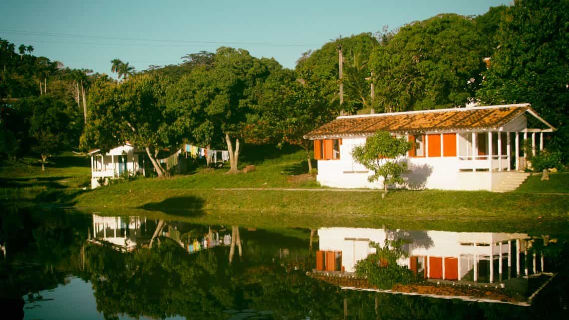Hermosa vista de la Comunidad de Las Terrazas, las casa se reflejan en las aguas del Rio San Juan