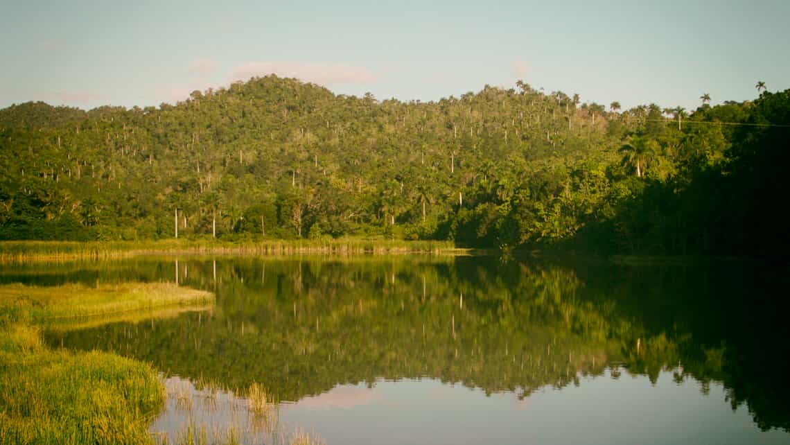 La exhuberante vegetacion de Las Terrazas se refleja en las claras aguas del Rio San Juan