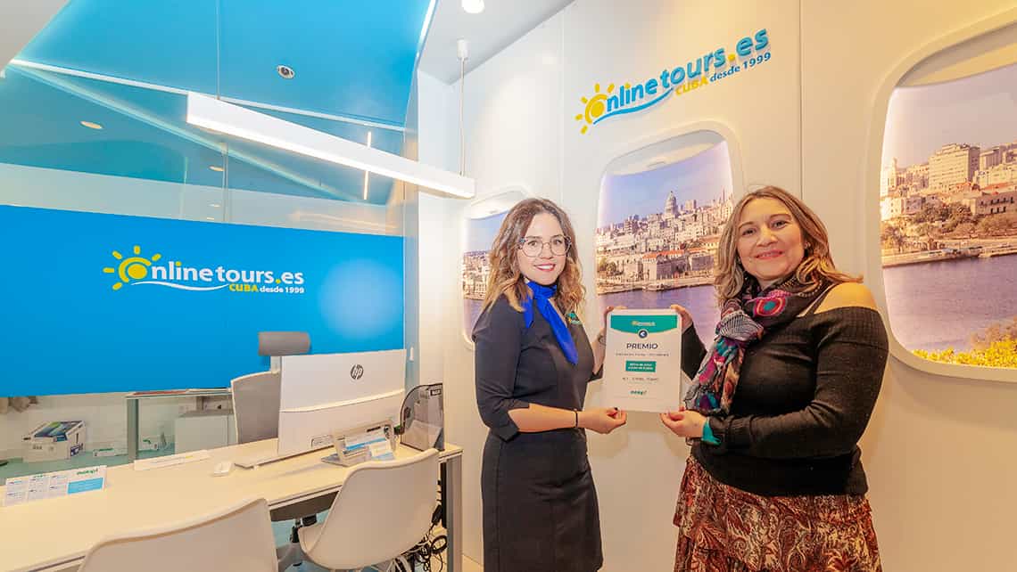 Ganadores del sorteo reciben su premio en la nueva oficina de Onlinetours en Madrid