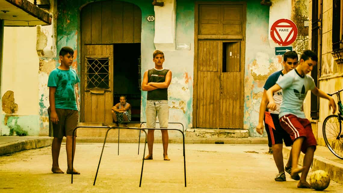 Muchachos juegan futbol con improvisadas porterias en las calles de Camaguey