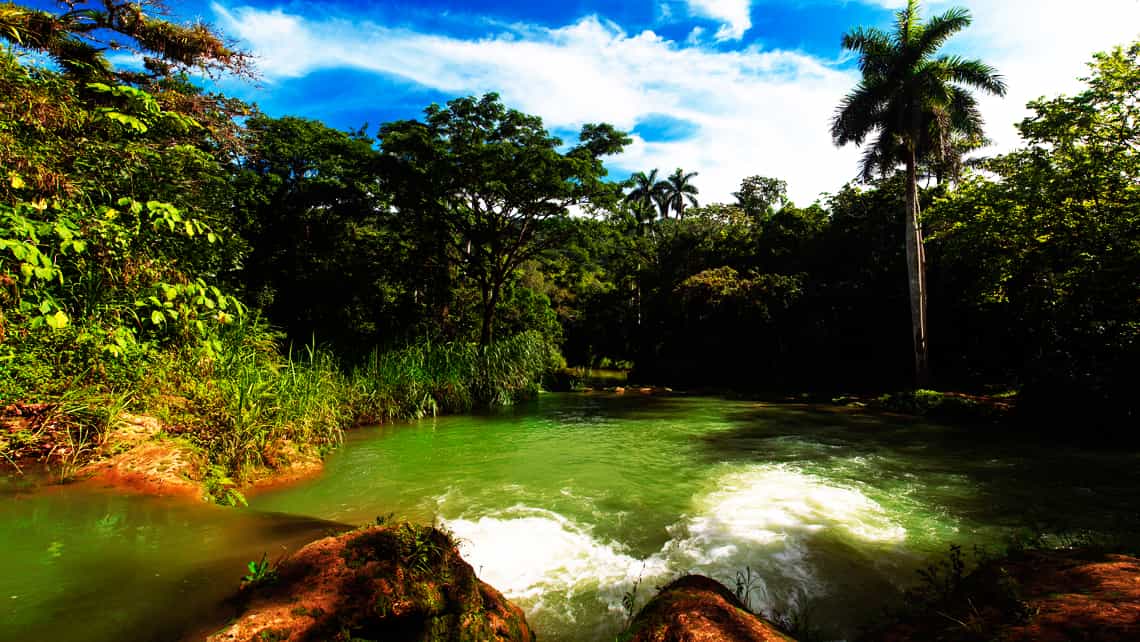 Hermosa vista de cascada y paisaje natural en el Parque El Cubano