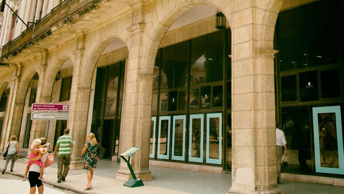 Entrada al Museo Nacional de Historia Natural, justo en la Plaza de Armas de La Habana