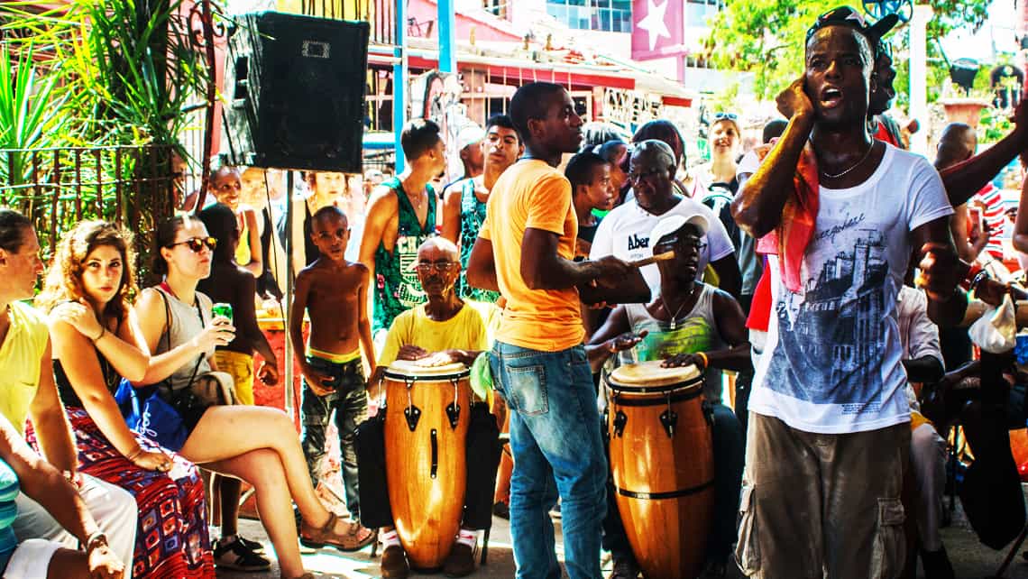 Turistas disfrutan de espectaculo rumbero en el Callejon de Hamel de Centro Habana