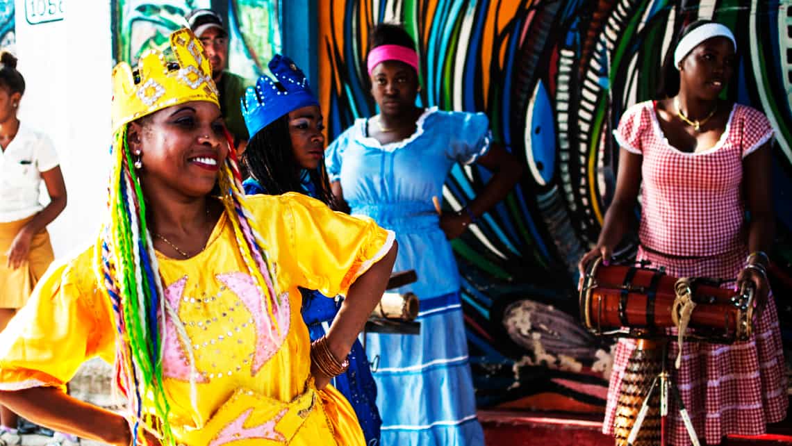 Rumberas disfrazadas de antiguos esclavo africano bailan la rumba en las calles de La Habana