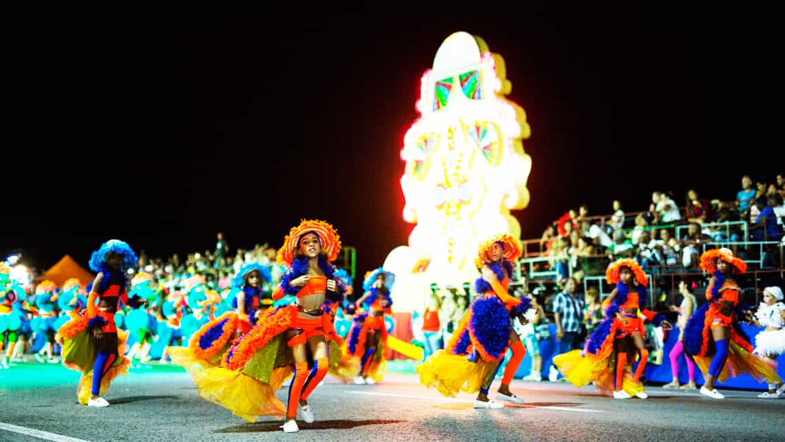 Bailarines arroyan a ritmo de conga durante el Carnaval de La Habana