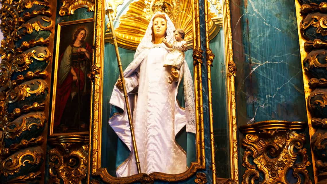 Virgen sosteniendo a Jesus en la Iglesia Nuestra Señora del Rosario