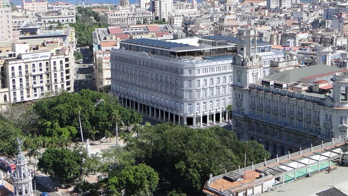 Vista del Parque Central y el Gran Hotel Manzana Kempinski de La Habana