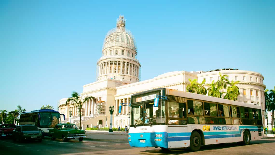 Autobus urbano cruza el Paseo del Prado, al fondo el imponente Capitolio Nacional