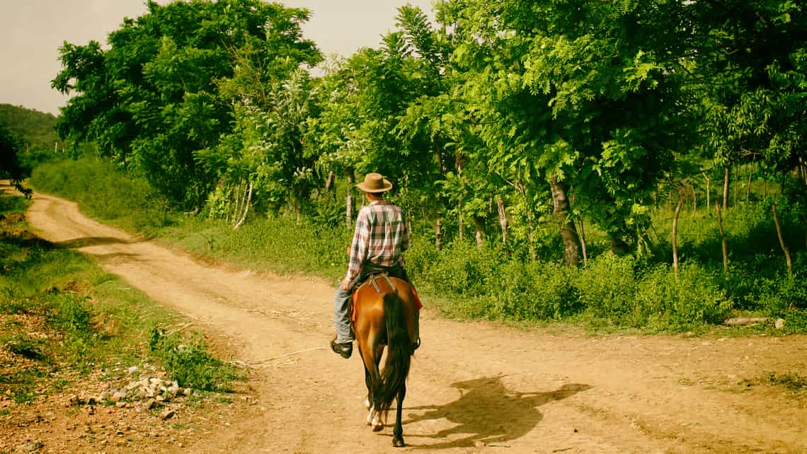 Campesino recorre a caballo el camino a la Hacienda San Isidro de los Destiladeros en el Valle de los Ingenios
