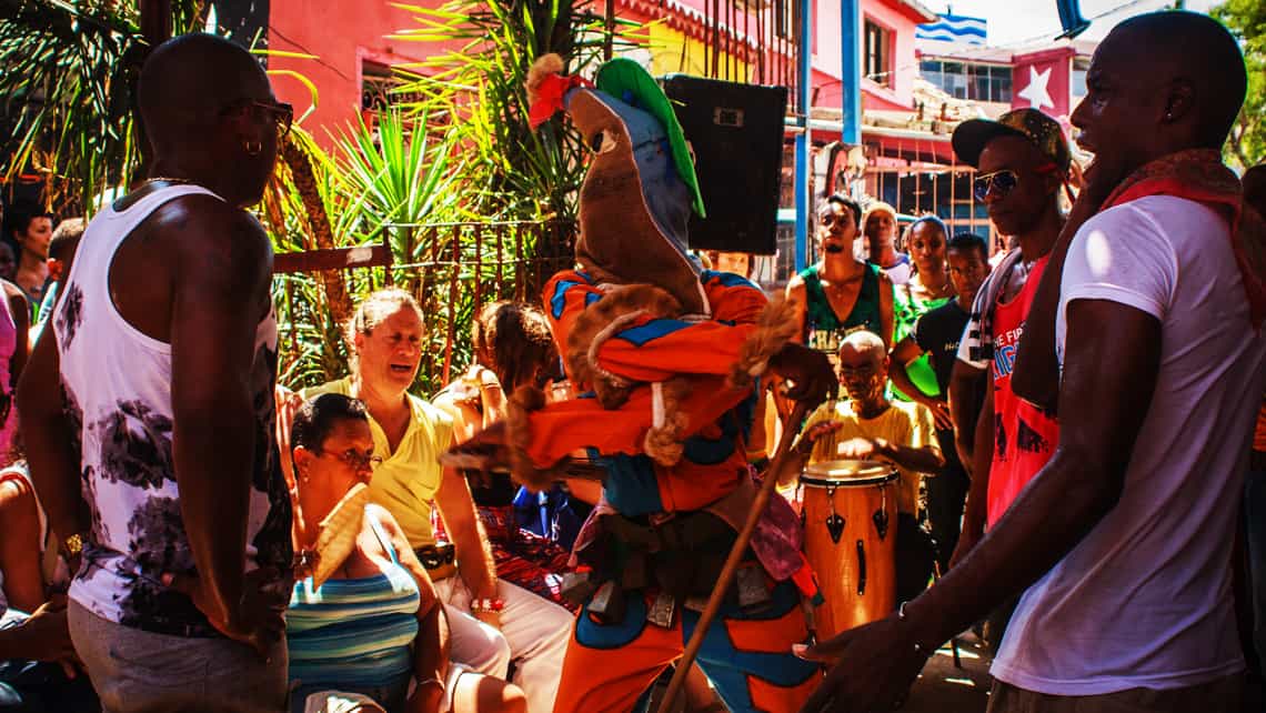 Diablillo bailando al son de los tambores en el Callejo de Hamel, La Habana
