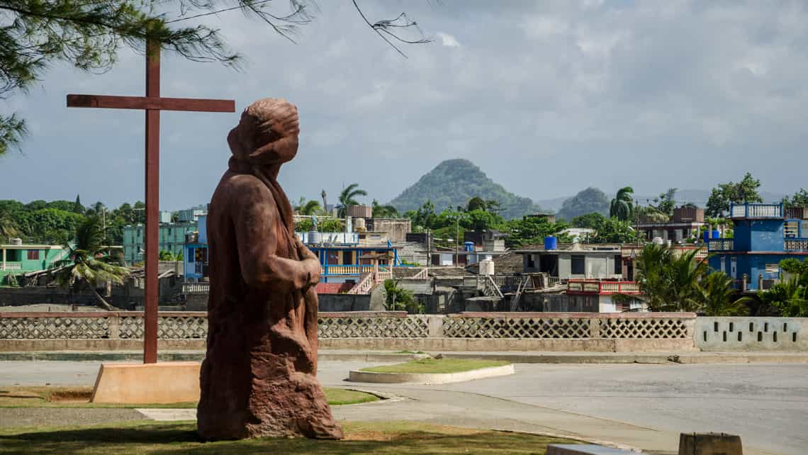 Estatua y cruz en tributo a Cristobal Colon en el poblado de Baracoa