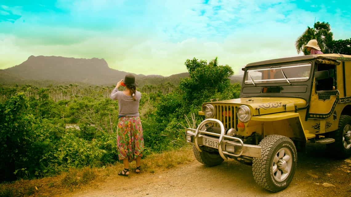 Turistas se toman fotos con el Yunque de Baracoa como fondo
