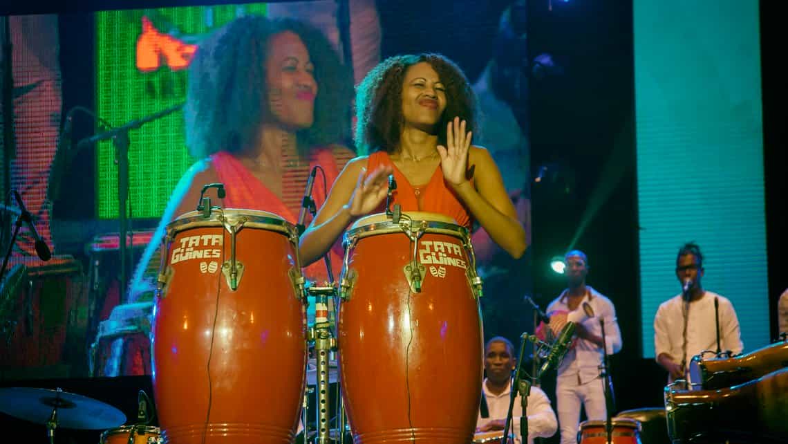 Artista toca la tumbadora en el escenario de uno de los festivales musicales de Cuba