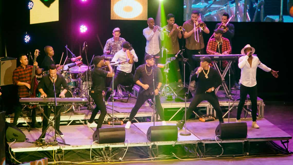 Musicos en escena durante festival musical en Cuba