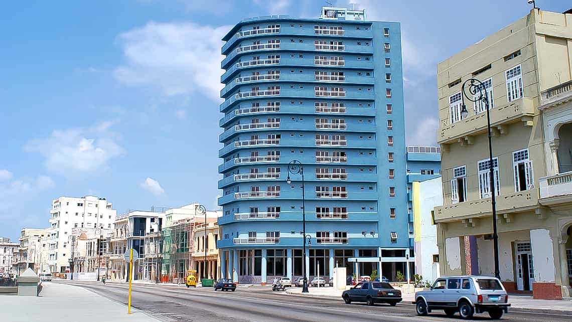 Hotel Deauville y Hotel Terral en el Malecon, cerca de la interseccion con la calle Galiano en Centro Habana