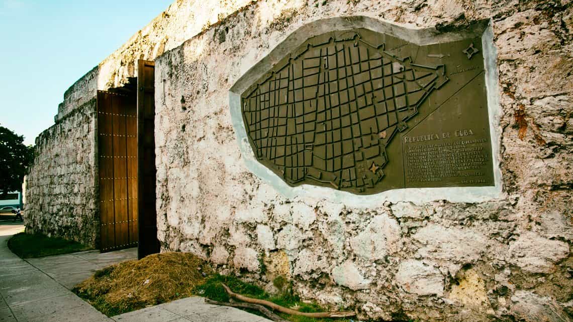 Los restos de la muralla de La Habana, en la pared un plano fundido en bronce de la antigua villa