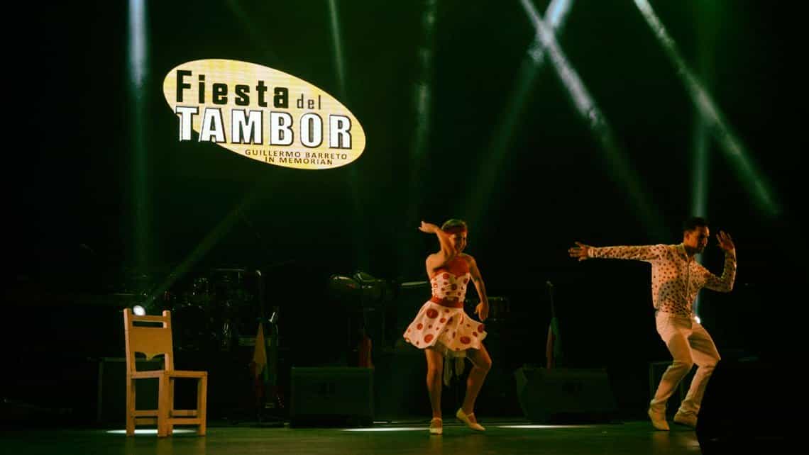 Pareja rumbera en el escenario principal del Festival del Tambor de La Habana