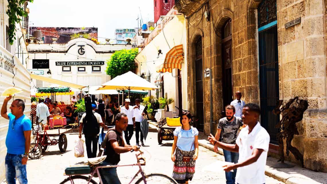 Pregonero recorre las abarrotadas calles de La Habana Vieja proponiendo sus productos
