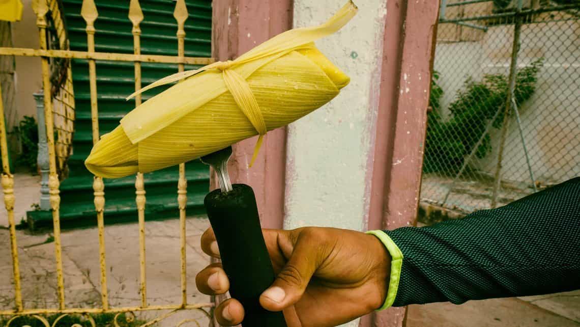 Vendedor ambulante de tamales promueve sus productos