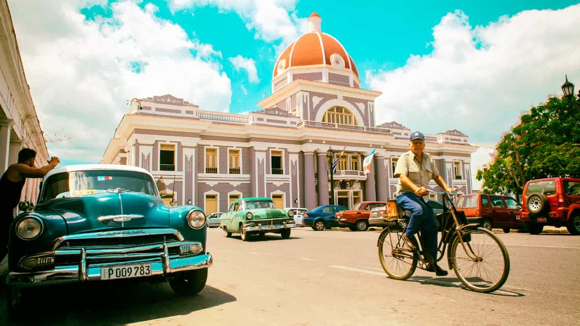 Vendedor de mani recorre en bicicleta las calles del centro historico de Cienfuegos