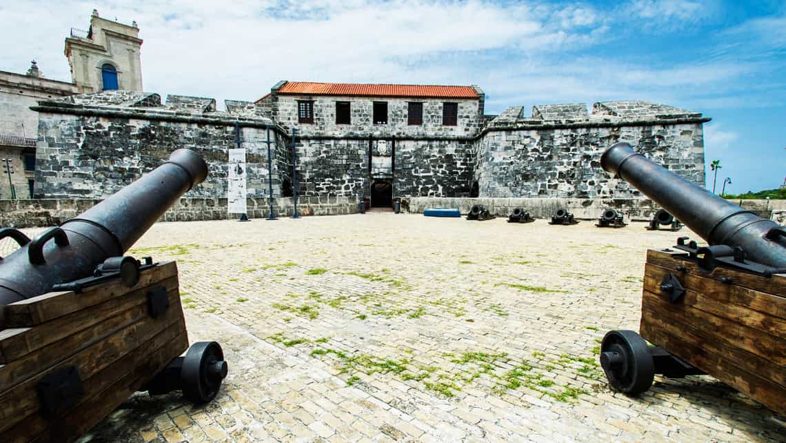 Canones antiguos custodian la entrada al Castillo de la Real Fuerza de La Habana