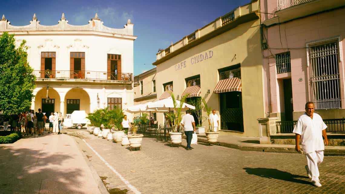 Centro de la ciudad de Camaguey, transeuntes recorren las calles frente al famoso Cafe Ciudad