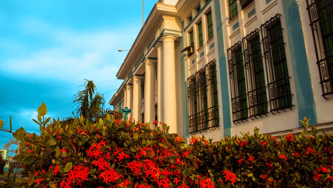 Hermosas flores adornan uno de los edificions mas emblematicos de la ciudad de Canaguey