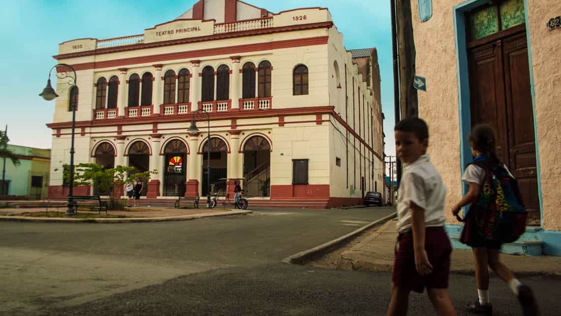 Ninos camino a la escuela frente al Teatro Principal de Camaguey