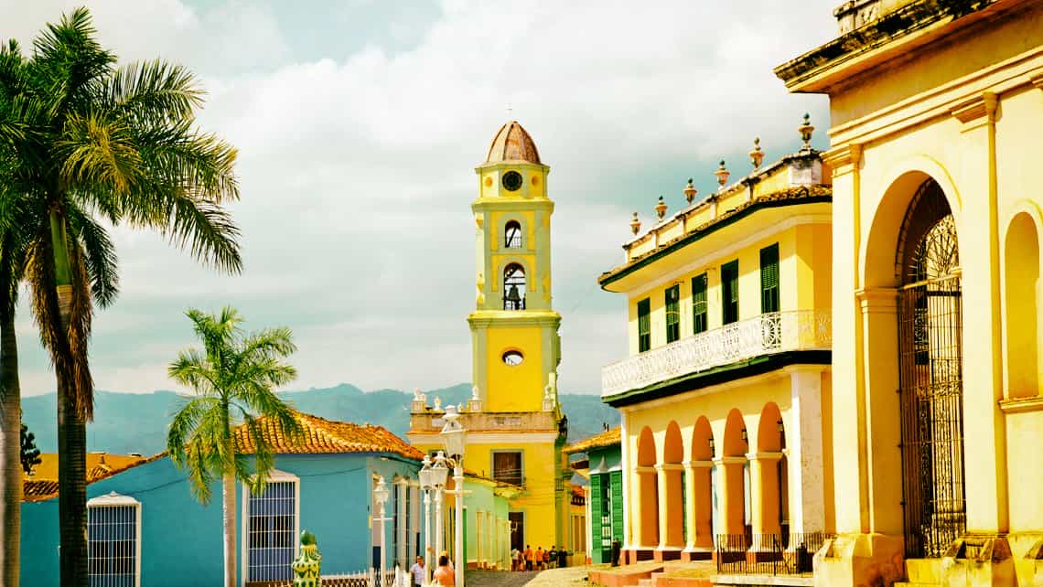 Coloridos edificios de tiempos coloniales alrededor de la Plaza Mayor de Trinidad de Cuba