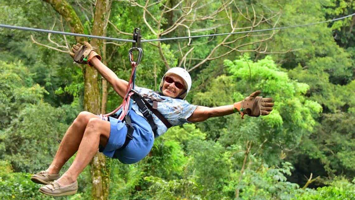 Turista se desliza por el zipline del canopy del Valle de los Ingenios en las cercanias de Trinidad de Cuba