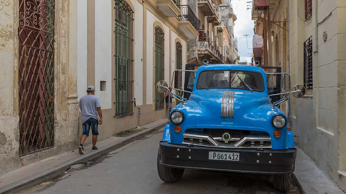 Camion americano de los anos 50 parqueado en la calle Tejadillo de La Habana Vieja
