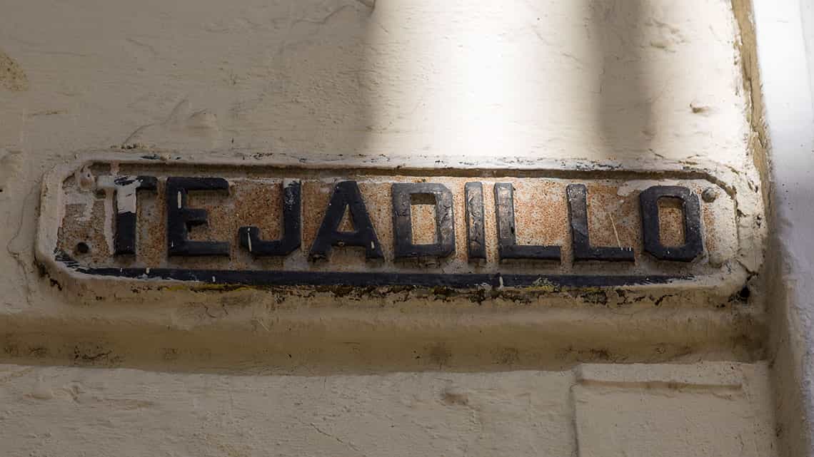 Cartel con el nombre de la calle Tejadillo de La Habana Vieja
