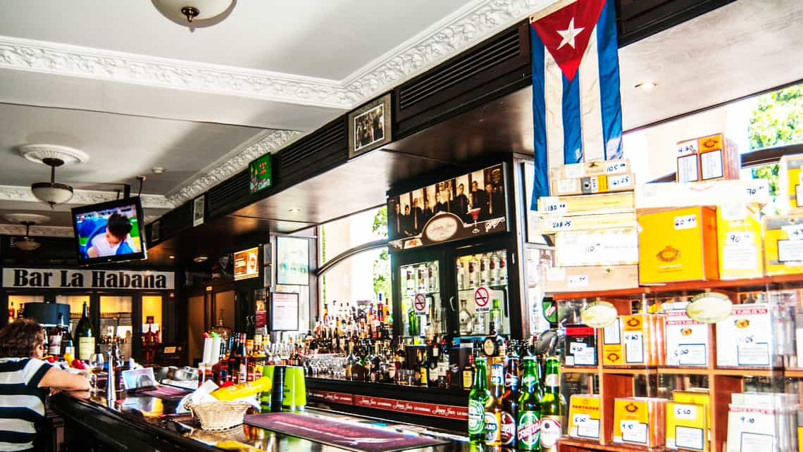Barra del famoso bar habanero Sloppy Joe's, al fondo bandera cubana
