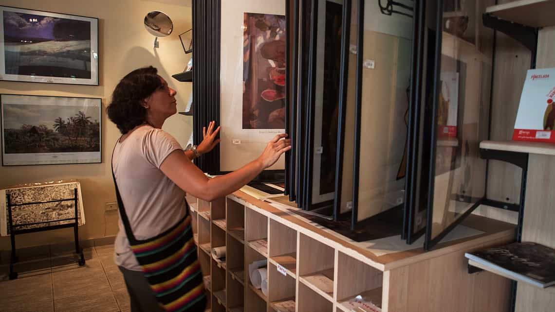 Turista observa pinturas en el Museo Nacional de Bellas Artes - Edificio de Arte Cubano de La Habana