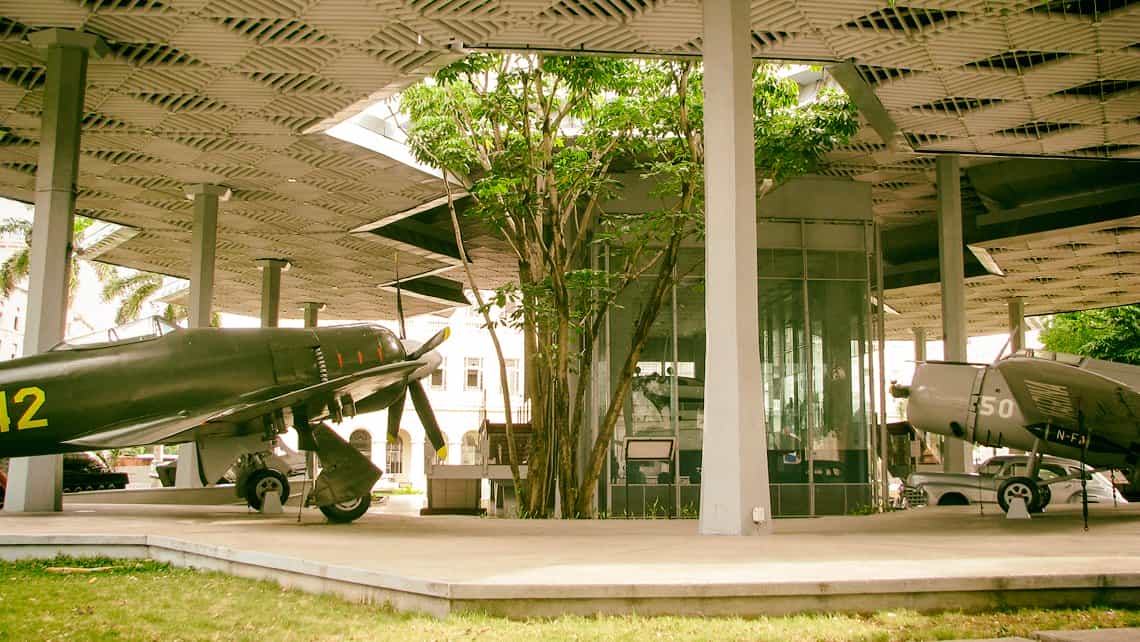 Aviones en exposicion en el Museo de la Revolucion, al fondo el Yate Granma