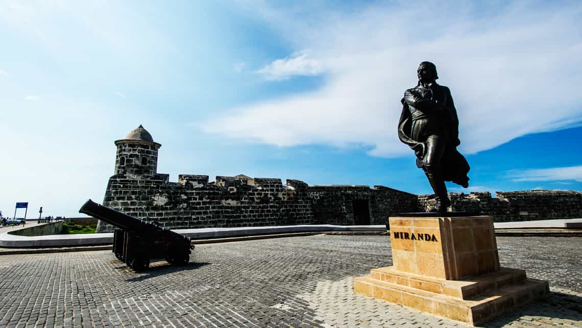 Estatua de Miranda frente al Castillo de la Punta, Habana, Cuba