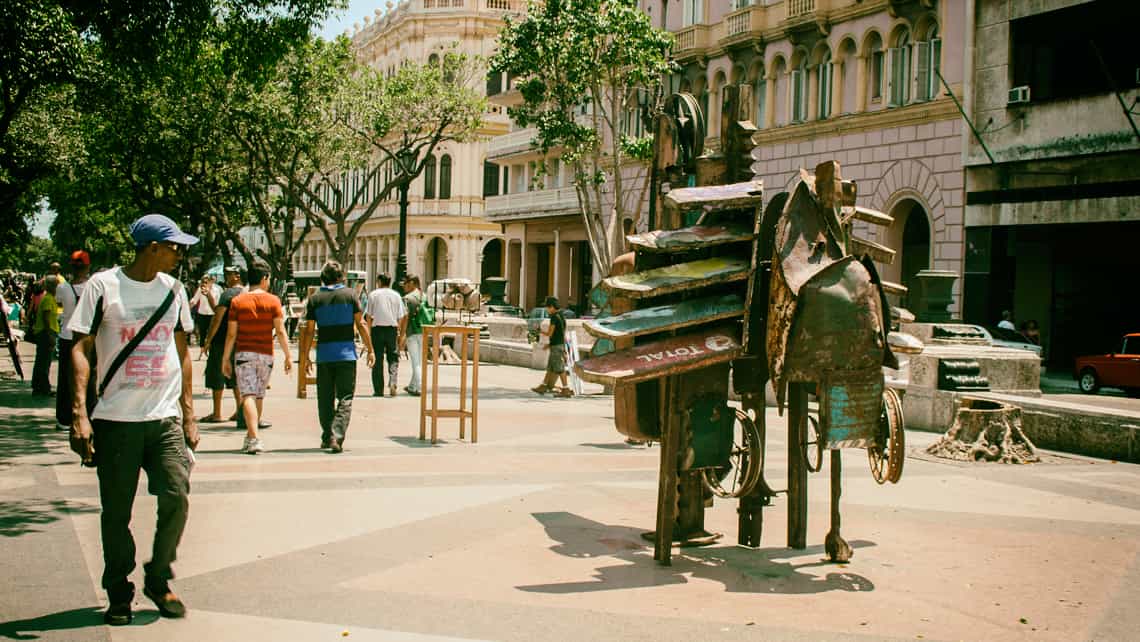 Arte en la calle, habaneros disfrutan de exposición en el Paseo del Prado durante la Bienal de La Habana