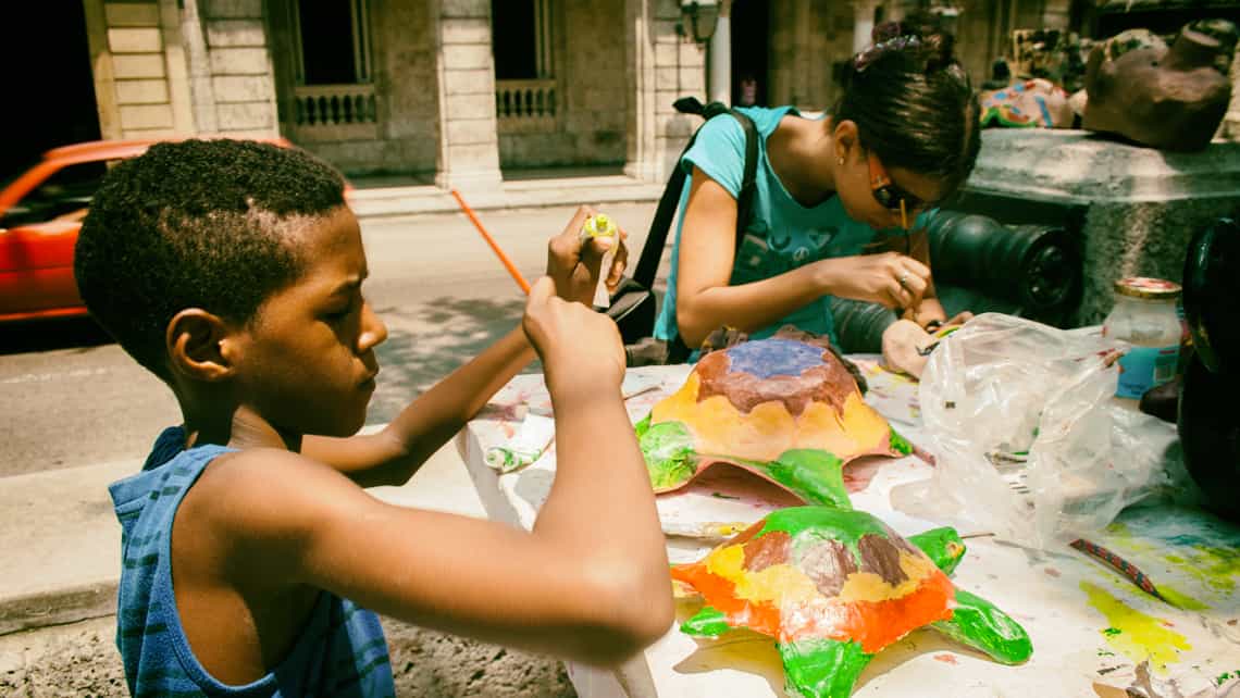 Niños participando de las actividades de la bienal en el Paseo del Prado