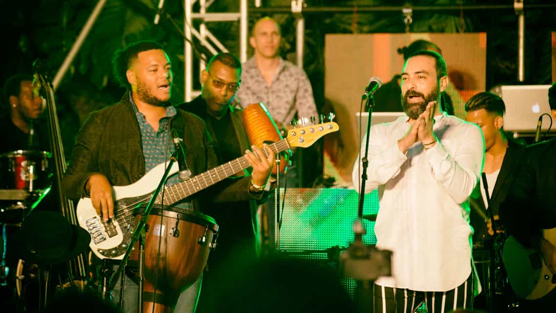 Orquesta de salsa en el Salon Rosado de la Tropical de La Habana