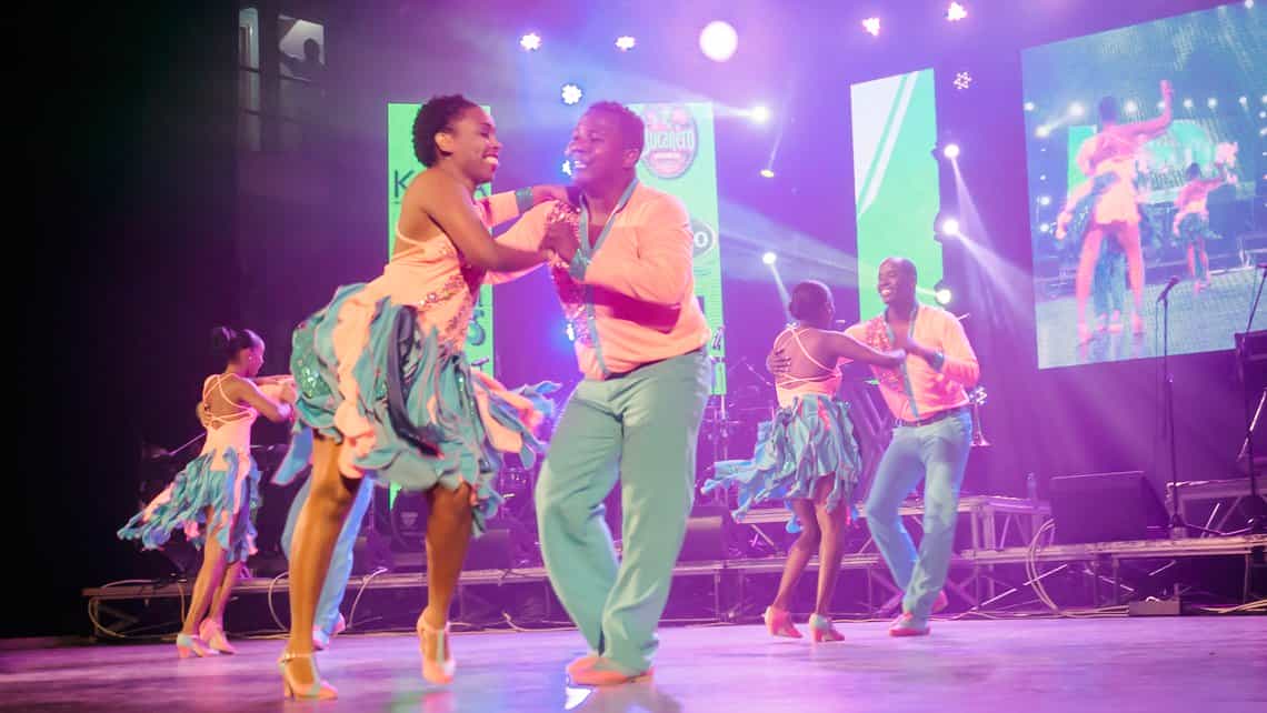 Bailarines cubanos bailan salsa en el escenario principal del Salon Rosado de la Tropical