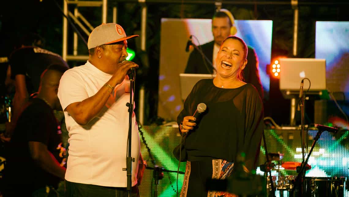 El Tosco y Edith Masola conversan durante el Festival Internacional de Salsa de La Habana