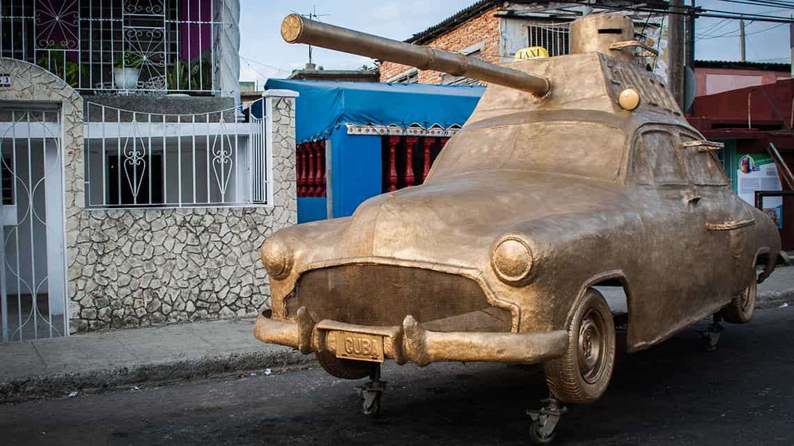 Mezcla de almendron, tanque de guerra y taxi se expone en La Habana durante los dias de la bienal
