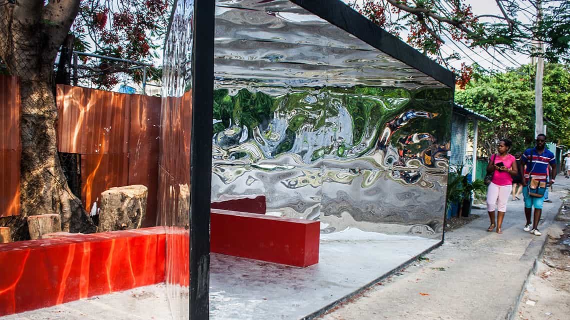 Vecinos de Diez de Octubre admiran parada de autobus transformada en obra de arte para la Bienal de La Habana