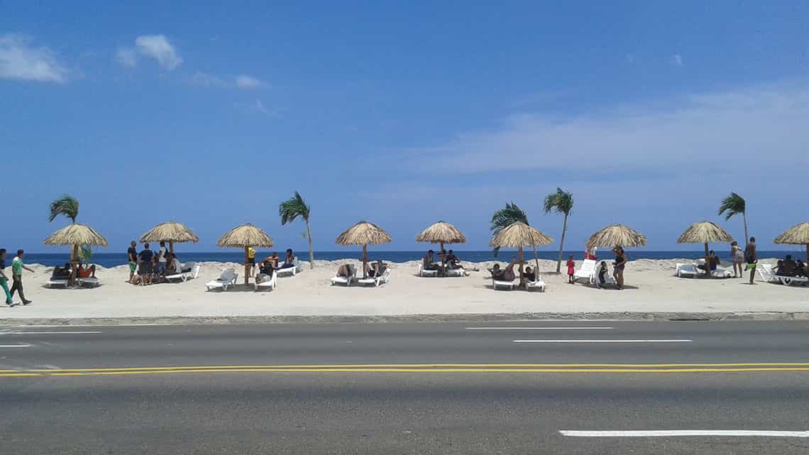 Bienal de La Habana, el Malecon se transforma en playa en el proyecto 'Detras del Muro'