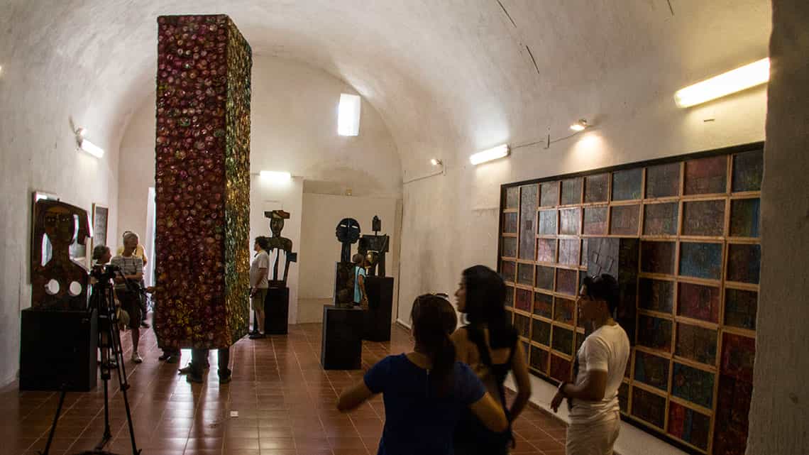 Exposicion de ceramicas y cuadros durante la Bienal de La Habana