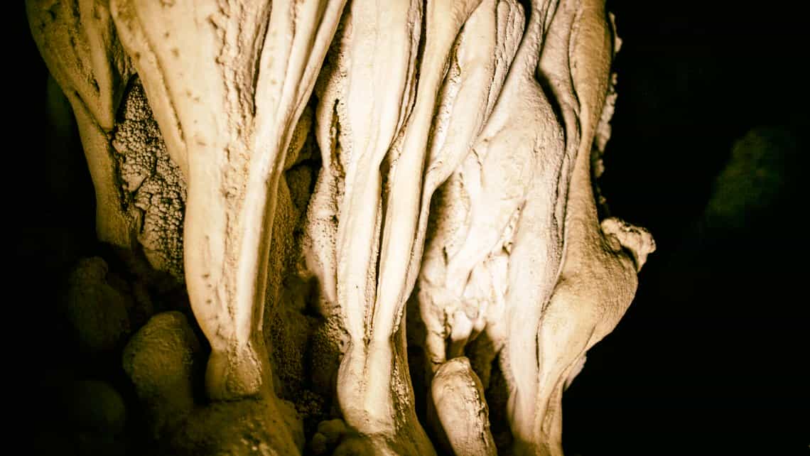 Formaciones cálcicas en caverna cubana