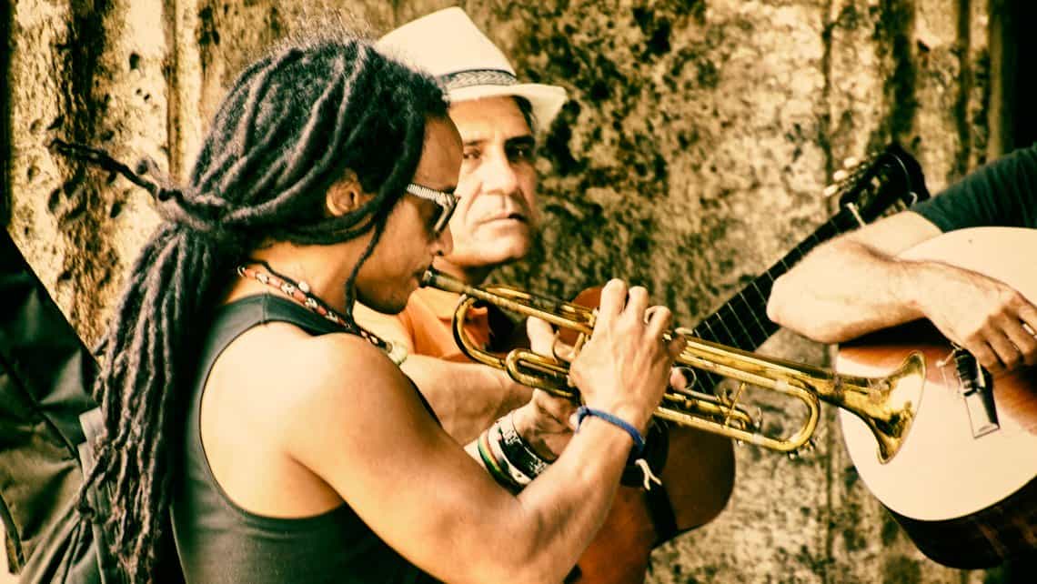 Trio toca canciones populares cubanas por las calles de Sancti Spiritus