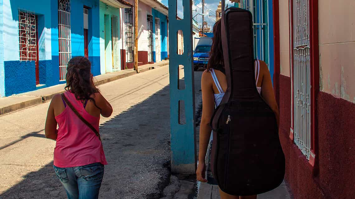Jovenes trovadoras cubanas recorren las calles de Sancti Spiritus rumbo al centro historico de la ciudad